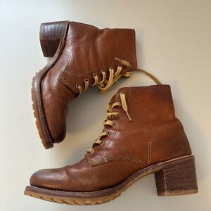 Frye Sabrina 6G Lace Up Heeled Boots in Distressed Cognac Leather | Size 9.5
